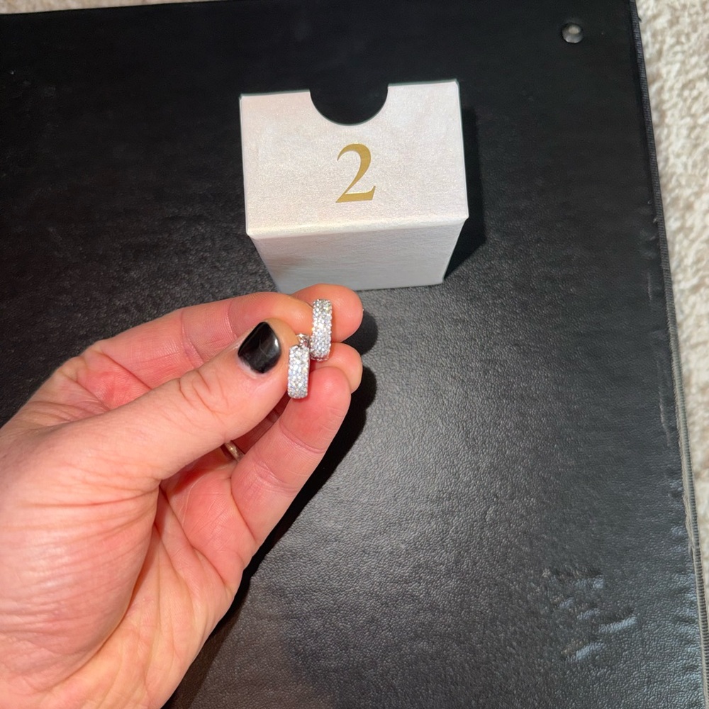 Kendra Scott 2025 12 Days of Joy Silver Box - Picture 4 of 16